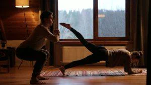 Exerciții simple acasă pentru tonus și energie în sezonul rece