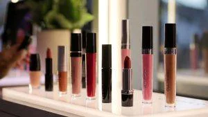 Top 10 rujuri și gloss-uri long-lasting sub 80 lei 2026